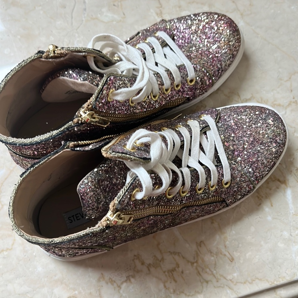 Steve Madden high top sneakers— gd condition—pink speckled-tie & zipper closure